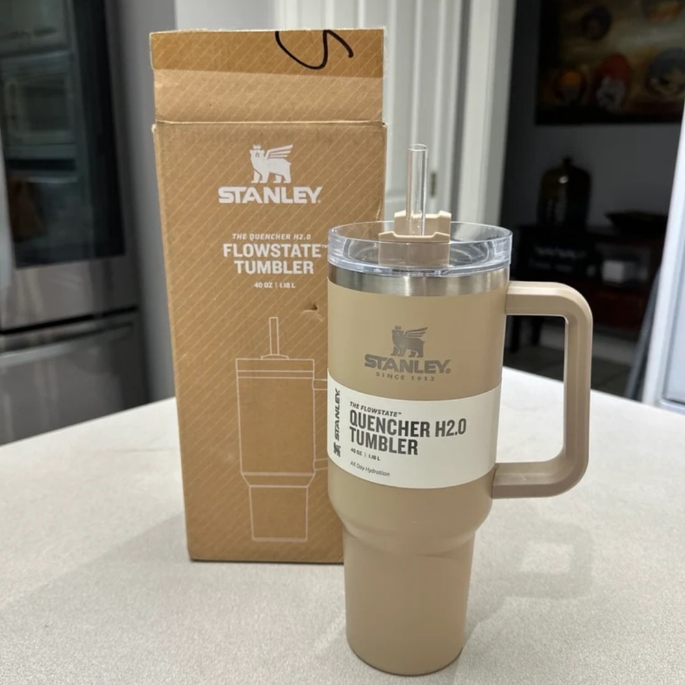 The Flowstate 40oz Quencher H2.0 Sandstone